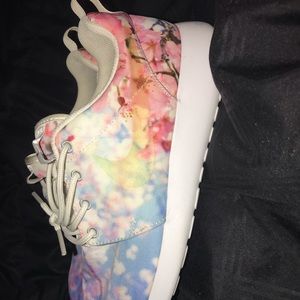 Nike Roshes Womens Size 7